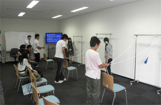 心理測定体験~クレーン操作における注視点をもとに事故の心理的要因を考える~の様子1