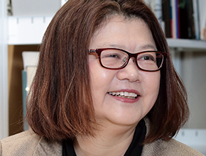 文学部　蜷川 順子 教授