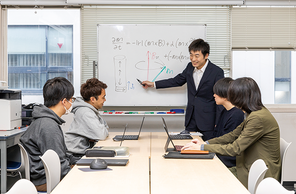 研究室でゼミ生の指導にあたる本多准教授