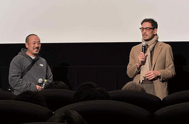 舞台挨拶で共同監督の長良氏（左）とともに