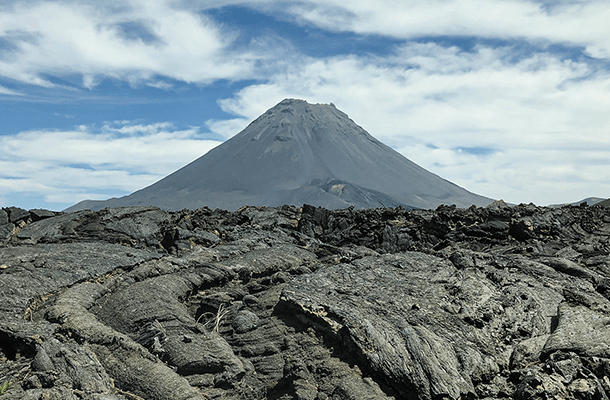 フォゴ島にそびえる火山ピコ・ド・フォゴ