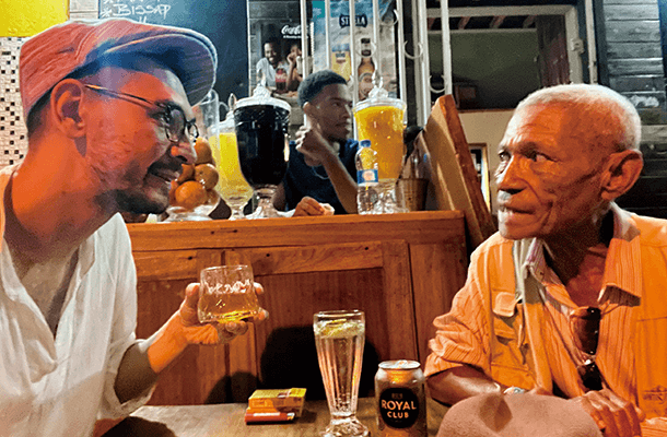 取材を通して次第に親しくなっていく青木准教授とカルロス氏