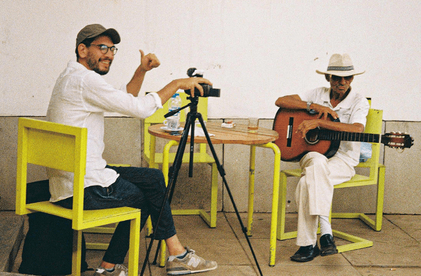 カルロス氏を取材撮影する青木准教授
